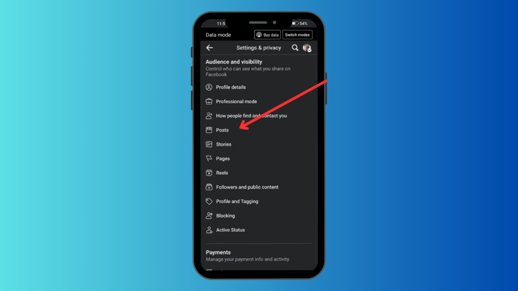 Navigazione nelle impostazioni mobili di Facebook per regolare la visibilità dei post e le preferenze di condivisione.